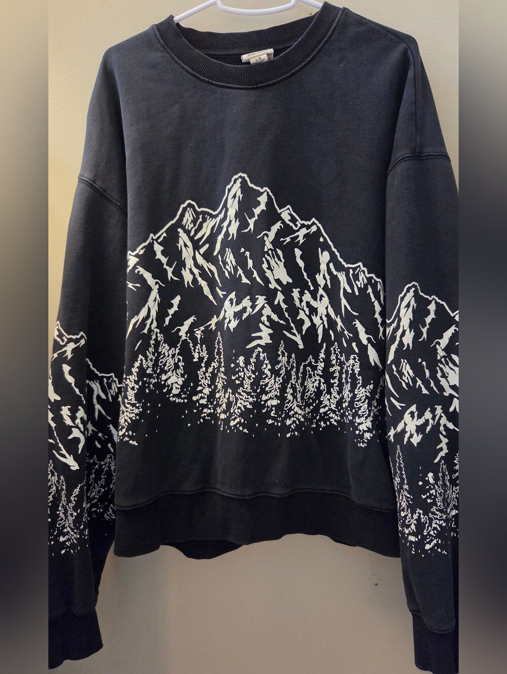 Guess Black Mountain-Print Crewneck Sweatshirt Large